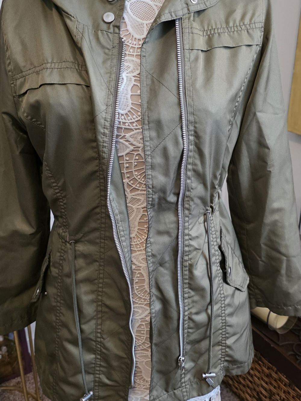 Utility jacket in khaki, Size M. Cotton and polyester for a light weight wear.